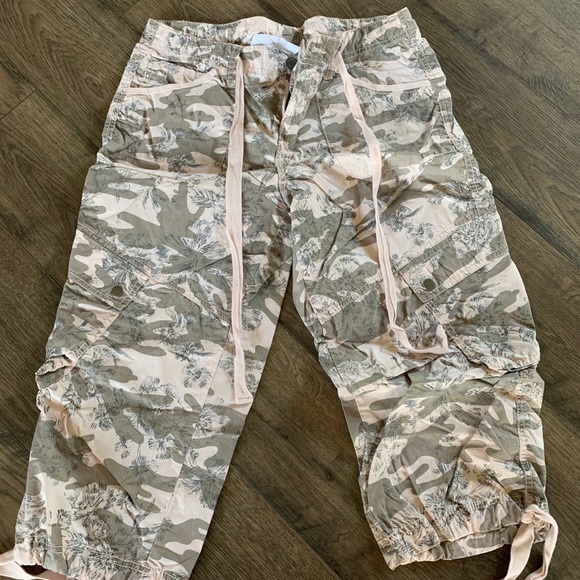 LONDONJEAN Pants - London jean Camo tropical capris